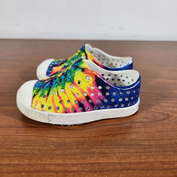 NATIVE Jefferson Tie Dye Rainbow Waterproof Slip On Play Shoes Unisex Size 4C - Picture 1 of 12